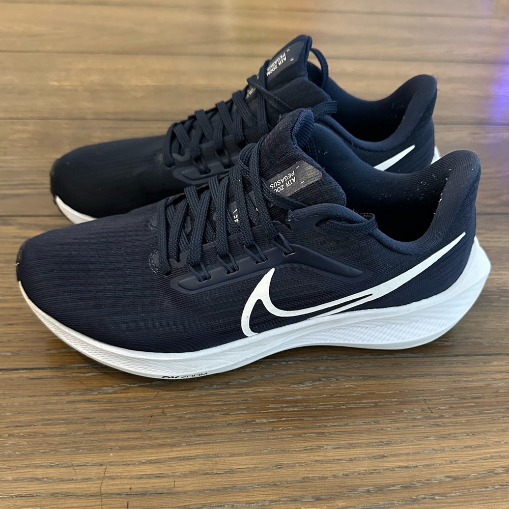 Nike Air Zoom Pegasus 39 in Navy and White‎ Size 6 1/2 Great Condition